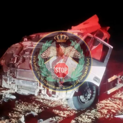 إصابة متوسطة لسائق مركبة شحن بحادث تدهور باتجاه حدود العمري