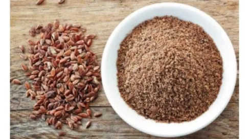 بذور الكتان.. لماذا تتحول إلى (غذاء خارق) عند طحنها؟