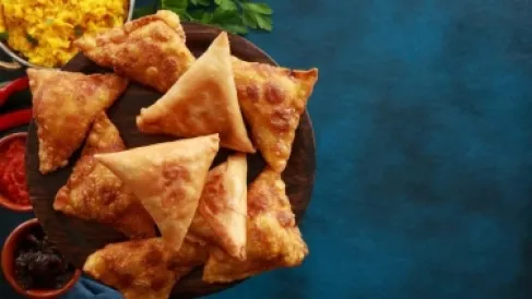 سموم تهدد الصحة.. مختصون: السمبوسك والقطايف خطر على القلب والمعدة