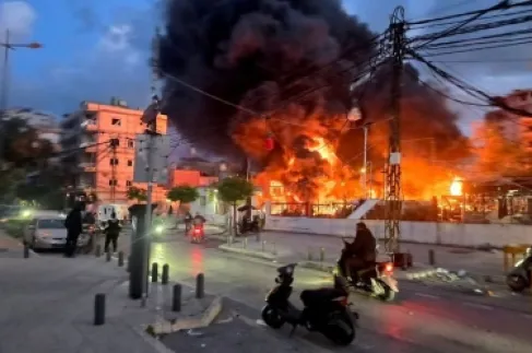 غارات إسرائيلية قرب مطار بيروت وحزب الله يهاجم بالمسيّرات قاعدة شمال صفد