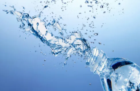 سحب واسع للمياه المعبأة من الأسواق الأمريكية بسبب مخاوف صحية