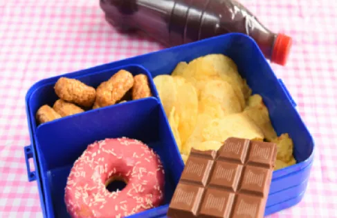 دراسة: الأطعمة فائقة المعالجة تجعل الأطفال أكثر قلقا وعدوانية