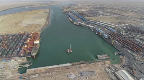 زورق إيراني مفخخ يضرب ناقلة نفط بميناء عراقي