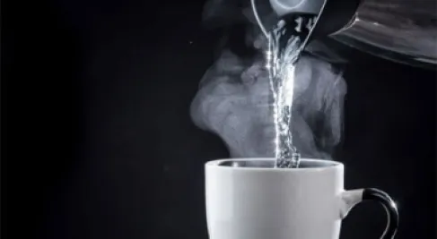 لتحسين الهضم.. إليك أفضل الأوقات لشرب الماء الساخن