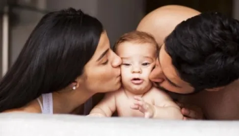 تجنب تقبيل المواليد الجدد.. خبراء الصحة يحذرون من مخاطر العدوى على حديثي الولادة