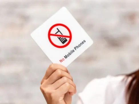 دولة جديدة تحظر استخدام الهواتف المحمولة في الفصول الدراسية