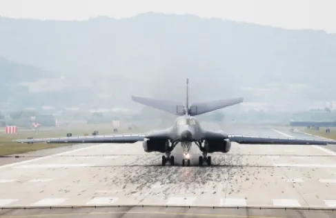 طائرات أمريكية عملاقة تغادر كوريا الجنوبية نحو الشرق الأوسط.. ماذا تحمل؟