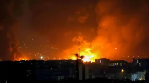 إيران تحذر من أمطار حمضية محتملة بعد انفجار خزانات الوقود