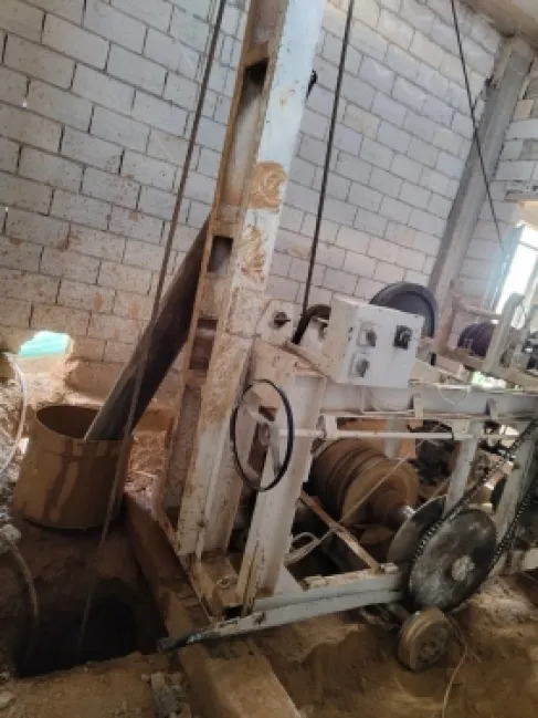 ضبط حفارة مخالفة تحفر بئراً غير قانوني داخل غرفة مغلقة في المفرق