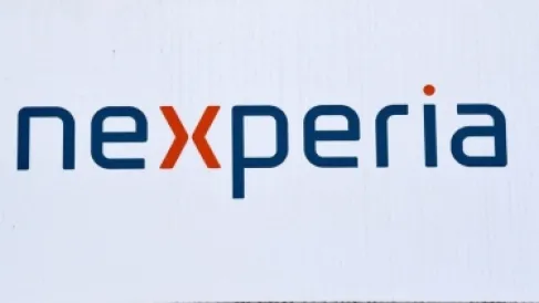 الصين تحذر من عجز عالمي في الرقائق مع تصاعد نزاع بشأن شركة نيكسبريا