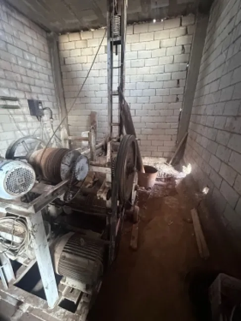 ضبط حفارة مخالفة وردم بئر غير قانوني بعمق 30 متراً في المفرق