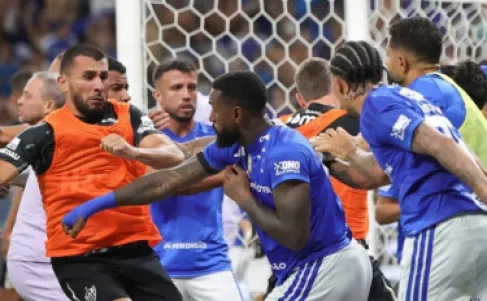 كلاسيكو يدخل التاريخ بـ23 بطاقة حمراء!