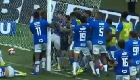 بينهم هالك.. طرد 23 لاعبا في مباراة برازيلية