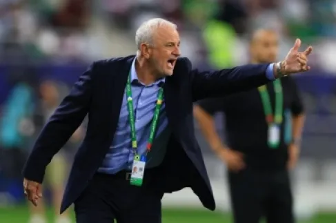 عالق في دبي بسبب الحرب.. أرنولد مدرب العراق يوجه نداء عاجلا للفيفا