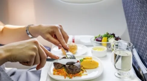السبب وراء تناول الطيارين وجبات مختلفة على متن الرحلة نفسها
