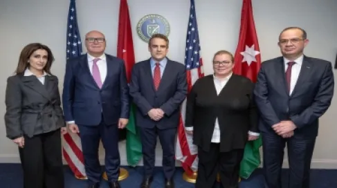 Jordanian ministerial delegation discusses investment opportunities with a US official