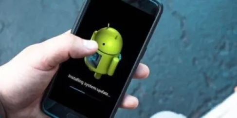 لماذا يصبح الهاتف بطيئًا مع مرور الوقت؟