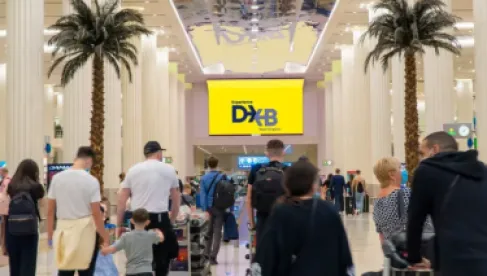 سقوط مسيرتين بمحيط مطار دبي الدولي وإصابة 4 أشخاص