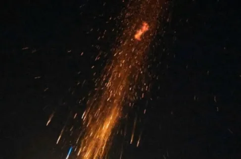 حزب الله يطلق 100 صاروخ بهجوم واحد وإسرائيل تشن غارات عنيفة على لبنان