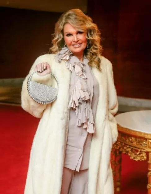 يسرا توجّه رسالة مؤثرة لزملائها بعد احتفالهم بيوم ميلادها