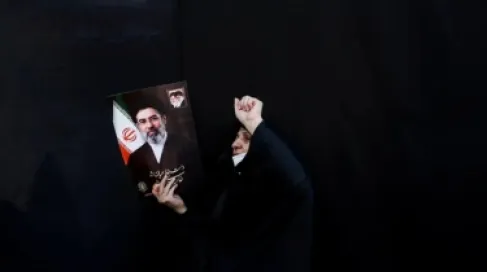 (الاستراتيجية الأمريكية الإسرائيلية فشلت في هزيمة إيران بسرعة، ويتم الانتقال لخطة بديلة) - مقال في الغارديان