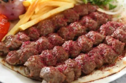 عشرات الأردنيين يحضرون افطارا في سفارة ايران ويقرأون الفاتحة على روح خامئني