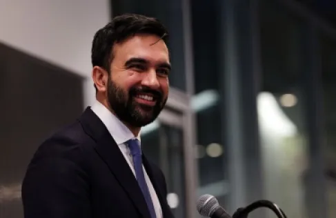 (أود تجربتها هنا) .. عمدة نيويورك يبدي إعجابه بعادة رمضانية مصرية - فيديو