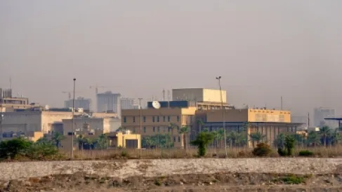 صاروخ يصيب مهبط طائرات مروحية في السفارة الأميركية ببغداد