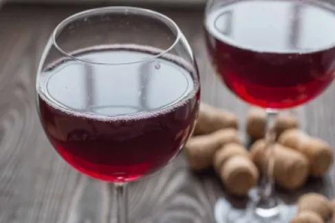 طبيبة تفند خرافة شائعة حول فوائد النبيذ