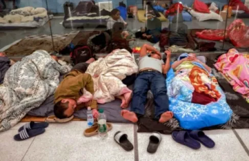 مئات الإسرائيليين يقضون الليل في المحطات والأنفاق هربا من صواريخ إيران