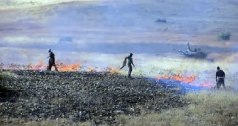 هآرتس: مستوطنون اعتدوا جنسياً على فلسطيني أمام عائلته