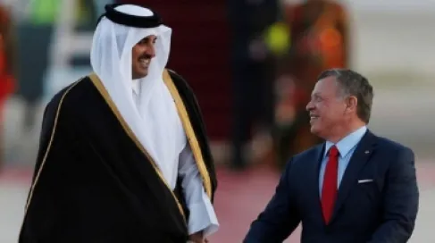 King Abdullah II arrives in Doha and meets the Emir of Qatar