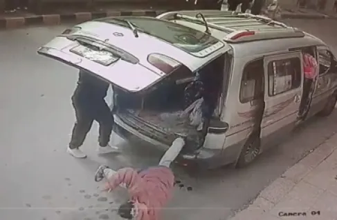 توقيف أب ألقى طفلته من حافلة مدرسية 7 أيام