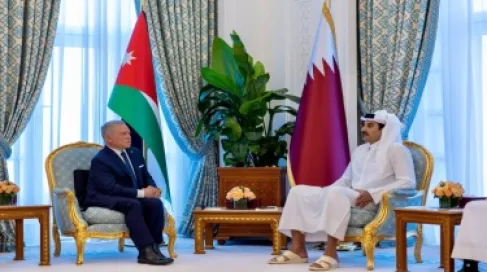 الملك وتميم يدينان الهجمات الإيرانية ويؤكدان رفض جرّ المنطقة إلى التصعيد