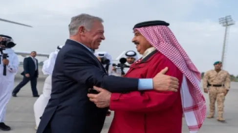 الملك يصل إلى المنامة ويلتقي ملك البحرين