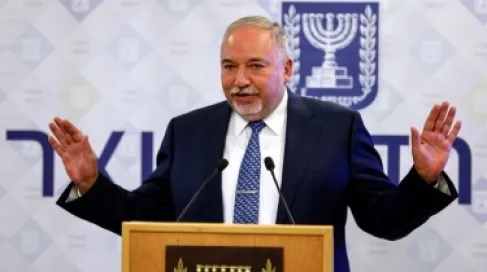 إسرائيل تدعي استهداف وزير الاستخبارات بإيران وليبرمان يدعو لزيادة الضغط