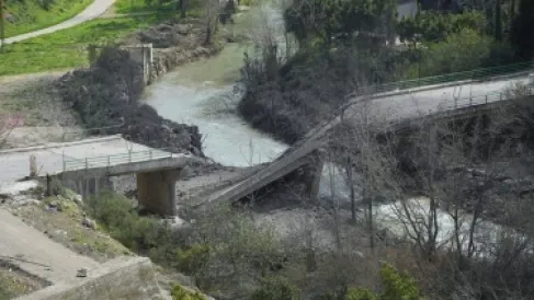 الجيش الإسرائيلي يلوح بضرب جسور الليطاني.. ويقصف جنوب لبنان