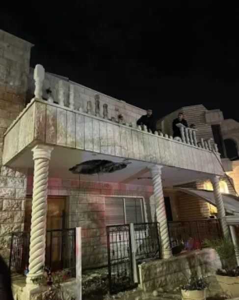 قتيل وإصابات إثر سقوط رؤوس متفجرة وشظايا على قرية وسط اسرائيل