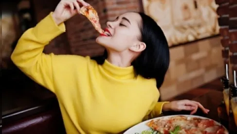 ليس البيتزا أو الحلويات.. هل هرموناتك هي العدو الخفي لجمال بشرتك؟