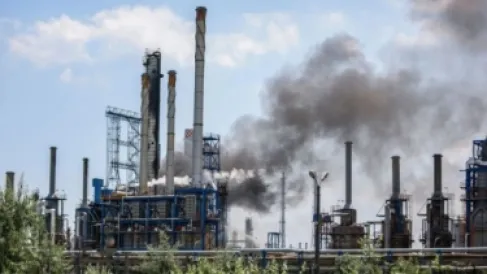 الكويت .. حريق في مصفاة ميناء الأحمدي بالكويت