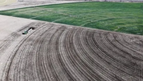 أزمة نقص الأسمدة تهدد شعبية ترامب وحزبه في ولايات الفلاحين