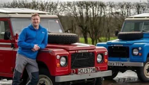 لهدف نبيل.. جندي بريطاني يجر سيارة تزن 1.5 طن لمسافة 100 كيلومتر بلا توقف