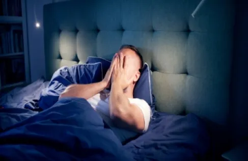 خطأ بسيط يرتكبه الكثيرون عند الاستيقاظ ليلا يفاقم الأرق