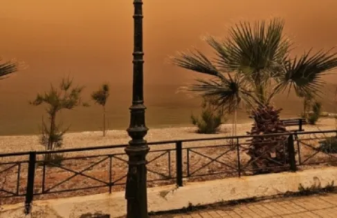 عاصفة رملية تجبر السياح الروس على مغادرة شواطئ مصر