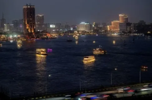 آثار الحرب الإيرانية على مصر: جدل عقب قرارات الحكومة لخفض استهلاك الطاقة