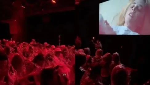 فيديو: رشاشات دماء تباغت جمهور السينما أثناء مشاهدة فيلم مرعب