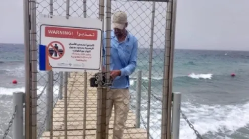تحذير من ارتفاع الأمواج في محمية العقبة البحرية ودعوات لتجنب السباحة