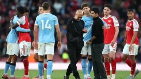 غوارديولا يحذر لاعبي سيتي: أرسنال يملك كل شيء