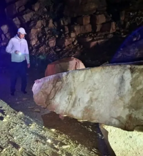 الاردن .. التعامل مع انهيار صخري على طريق البحر الميت