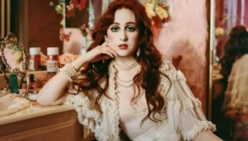 جورجينيو يتصدى لمغنية صاعدة بعد بكاء ابنة جود لو